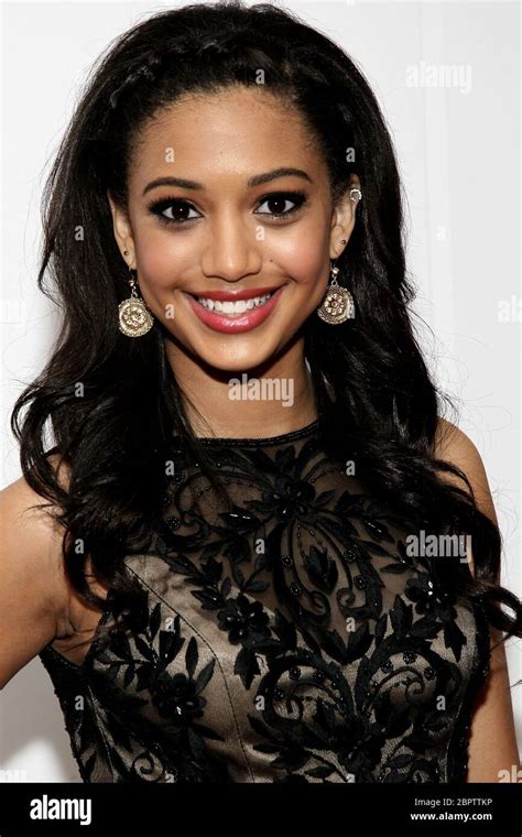 660 Samantha Logan Photos & High Res Pictures